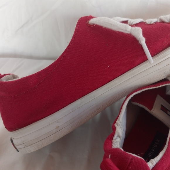 Tommy Hilfiger Sexy Red Fabric Activity Shoe. Size 8 - Picture 4 of 8